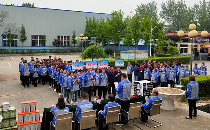 開幕式上，精神抖擻、英姿颯爽的代表隊(duì)邁著矯健的步伐走入賽場