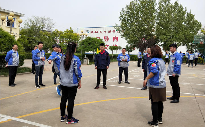 踢毽子比賽讓我們見識(shí)到團(tuán)結(jié)協(xié)作、堅(jiān)持不懈的運(yùn)動(dòng)精神，各隊(duì)在場上展開激烈比拼，隊(duì)員們沉著應(yīng)戰(zhàn)、默契配合、快速傳遞