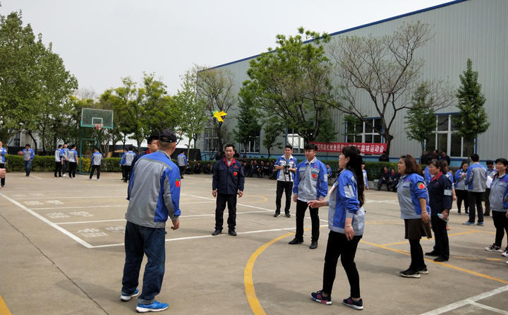 踢毽子比賽讓我們見識(shí)到團(tuán)結(jié)協(xié)作、堅(jiān)持不懈的運(yùn)動(dòng)精神，各隊(duì)在場上展開激烈比拼，隊(duì)員們沉著應(yīng)戰(zhàn)、默契配合、快速傳遞