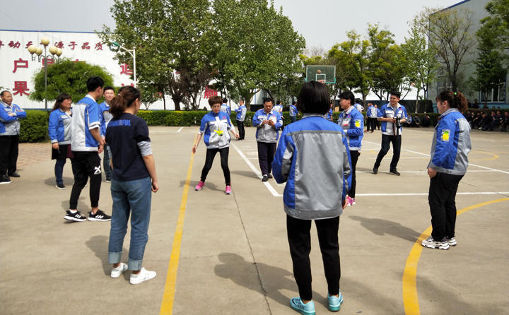 踢毽子比賽讓我們見識(shí)到團(tuán)結(jié)協(xié)作、堅(jiān)持不懈的運(yùn)動(dòng)精神，各隊(duì)在場上展開激烈比拼，隊(duì)員們沉著應(yīng)戰(zhàn)、默契配合、快速傳遞