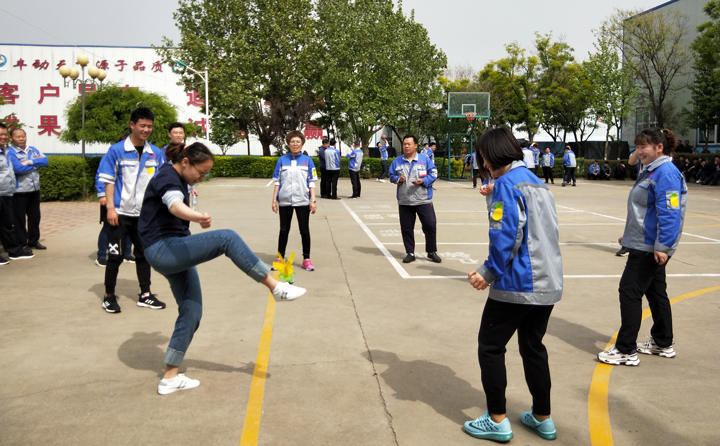 踢毽子比賽讓我們見識(shí)到團(tuán)結(jié)協(xié)作、堅(jiān)持不懈的運(yùn)動(dòng)精神，各隊(duì)在場上展開激烈比拼，隊(duì)員們沉著應(yīng)戰(zhàn)、默契配合、快速傳遞