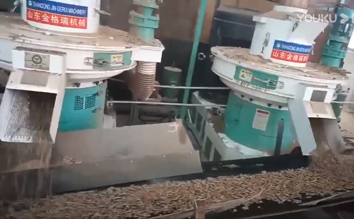 秸稈制粒機(jī)現(xiàn)場(chǎng)工作中 秸稈制粒機(jī)現(xiàn)場(chǎng)工作中