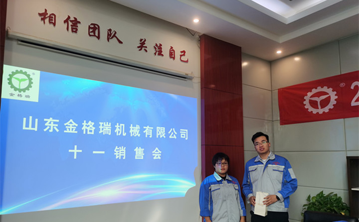 銷售總監(jiān)李娟為9月份的銷售冠軍高立國頒發(fā)榮譽(yù)獎(jiǎng)勵(lì)