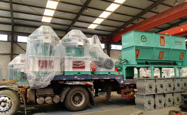 哈爾濱秸稈顆粒機(jī)正在裝車 哈爾濱秸稈顆粒機(jī)正在裝車