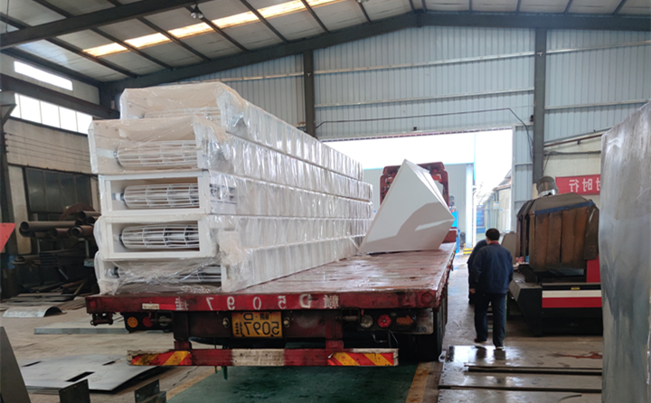 顆粒機(jī)加工車間裝貨中