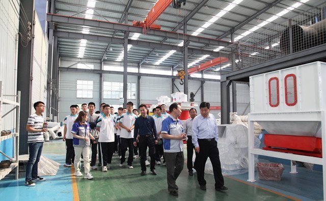 景董帶領老師和同學們參觀了顆粒機展廳及生產(chǎn)車間 景董帶領老師和同學們參觀了顆粒機展廳及生產(chǎn)車間