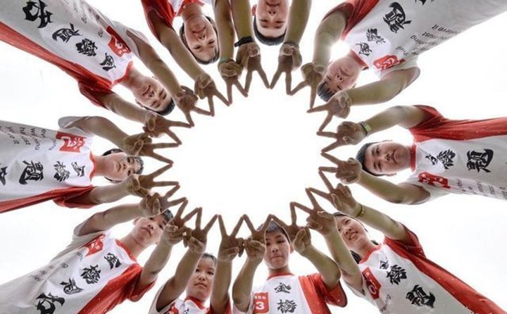 河北省邯鄲市磁縣第一中學(xué)的高三學(xué)生們擺出勝利的手勢(shì)為自己加油 河北省邯鄲市磁縣第一中學(xué)的高三學(xué)生們擺出勝利的手勢(shì)為自己加油