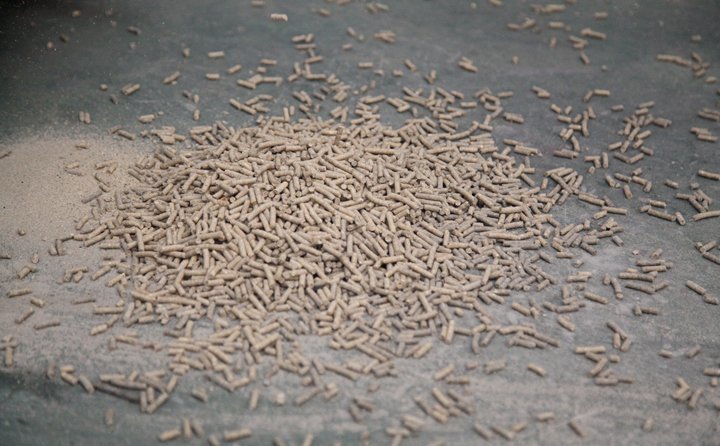 秸稈顆粒機(jī)械設(shè)備加工的秸稈顆粒 秸稈顆粒機(jī)械設(shè)備加工的秸稈顆粒