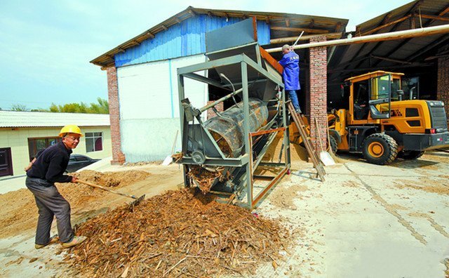 4月2日，湖南雨湖區(qū)鶴嶺鎮(zhèn)向陽(yáng)村村民在家門口新建的秸稈顆粒機(jī)械設(shè)備生產(chǎn)線處理秸稈作業(yè)。這一項(xiàng)目既解決了秸稈處理難題，還為村集體和村民帶來(lái)不菲的經(jīng)濟(jì)效益。